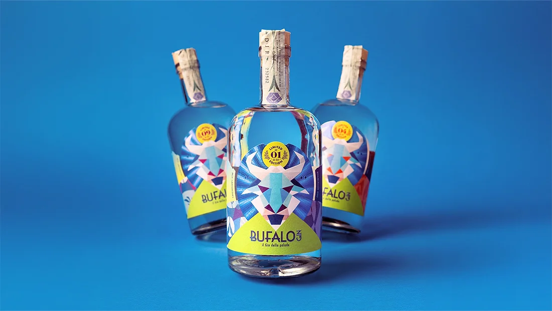 Multisoggetto di bottiglie di Bufalo Gin create da Hud Agency e stampate da Auroflex tramite tecnologia HP Indigo
