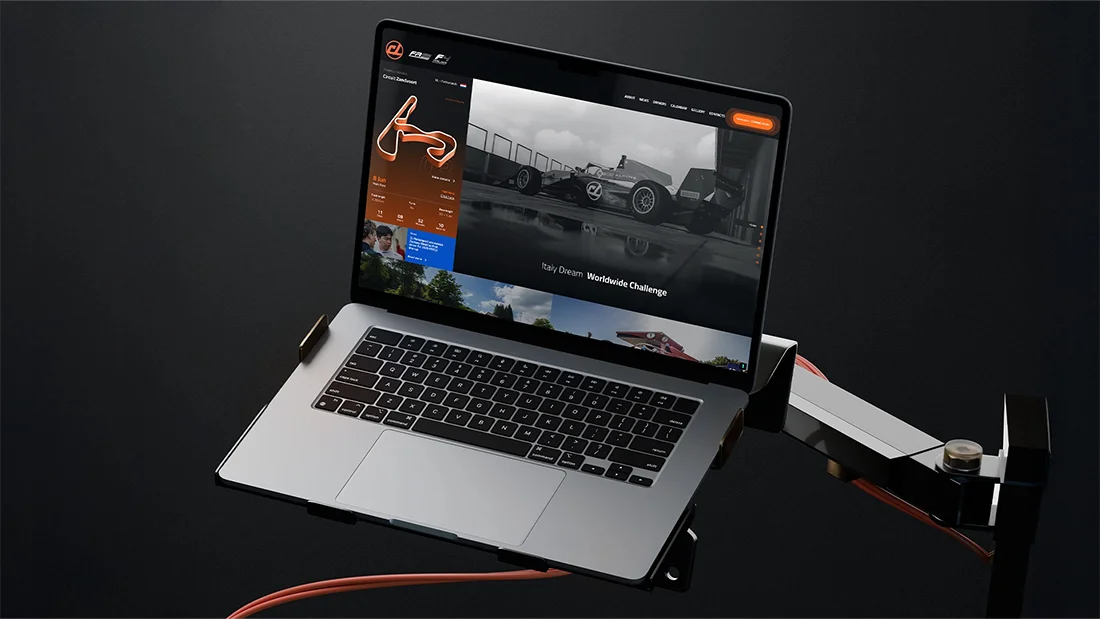 Monitor con Home Page del web site di Cl Motorsport realizzato da Hud Agency