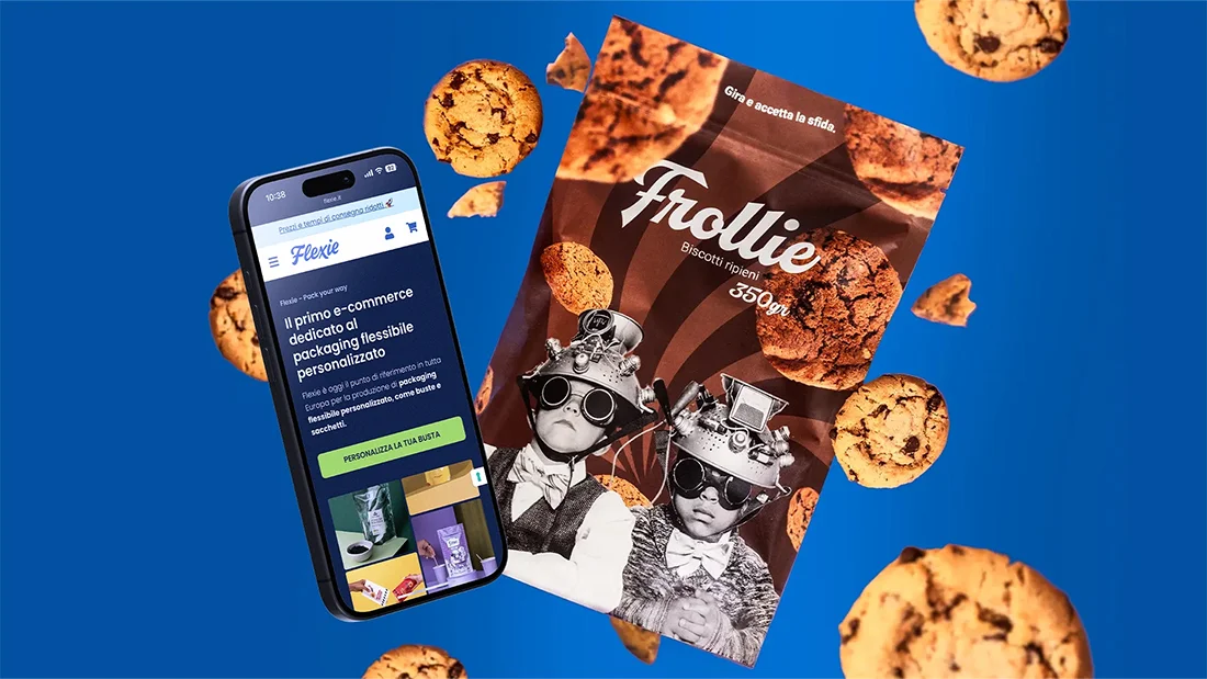 Telefono con home page di Flexie affiancato da una doypack di biscotti Frollie, realizzati da Hud Agency