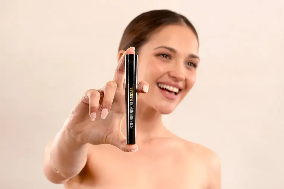 Modella che tiene in mano un prodotto di Ale Skin