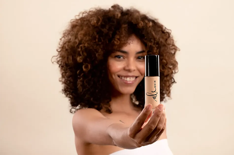 Modella che tiene in mano un prodotto di Ale Skin