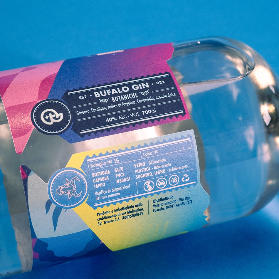 Dettaglio dell'etichetta di Bufalo Gin con focus sulla stampa ad alta definizione con colori vibranti