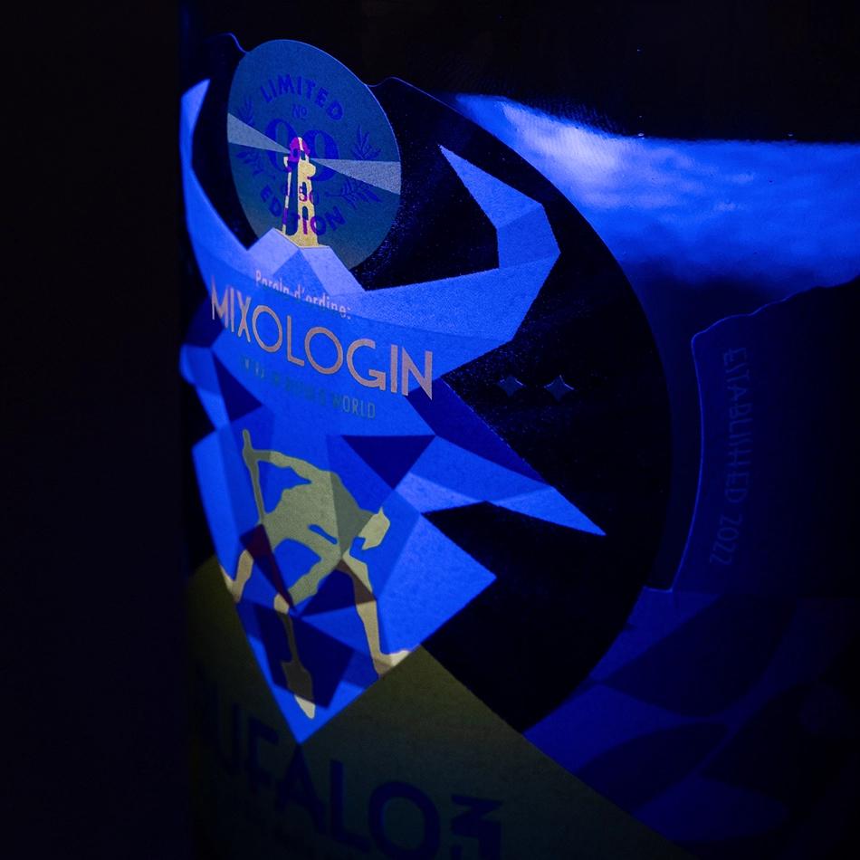 Dettaglio Label di Bufalo Gin vista con Luce UV che mostra testo e elementi grafici nascosti