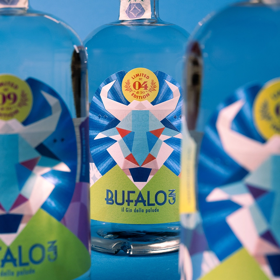 Dettaglio multisoggetto delle bottiglie di Bufalo Gin con Smart Label e restyling dell'etichetta