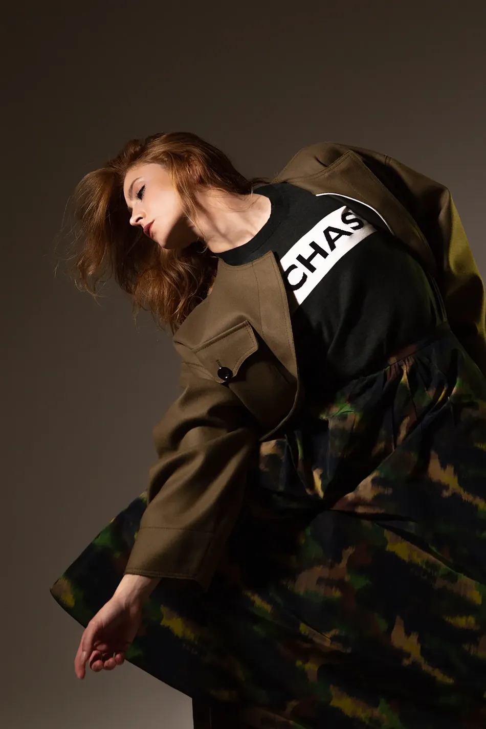 Modella che indossa una giacca e una gonna in stile militare venduta sull'E-Commerce di Roberto Fanella