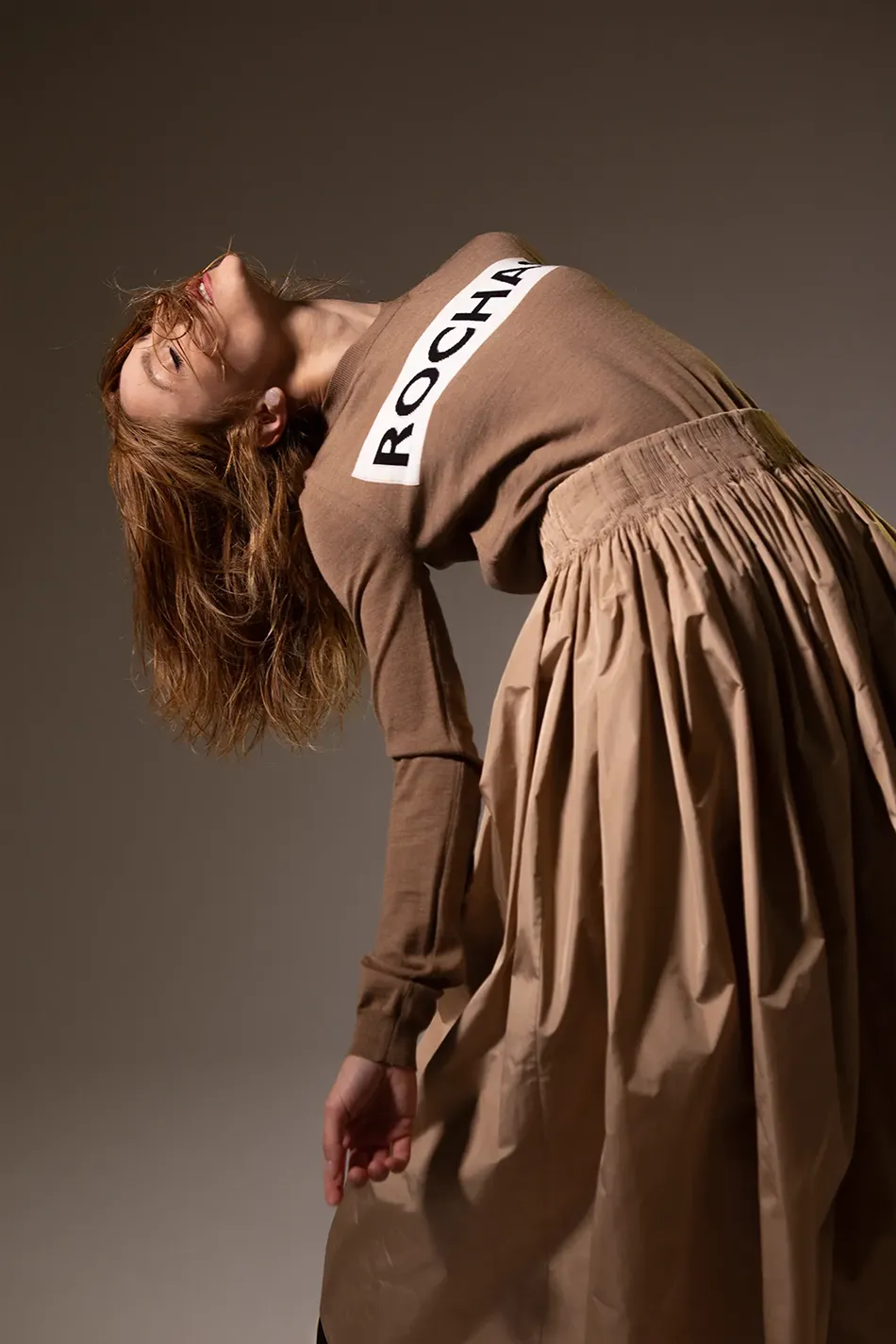 Modella che indossa una gonna beige con maglione abbinato venduti sull'E-Commerce di Roberto Fanella