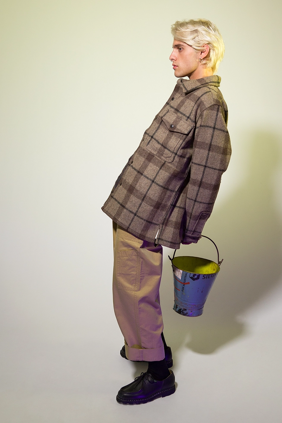 Modello che indossa abiti street wear venduti sull'E-Commerce di Roberto Fanella