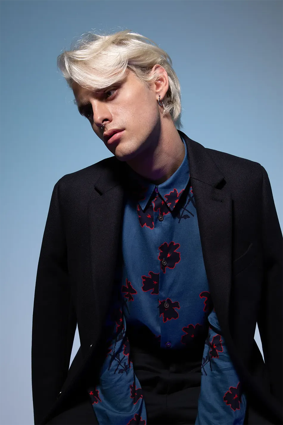 Modello che indossa una giacca nera con una camicia a fiori venduta sull'E-Commerce di Roberto Fanella