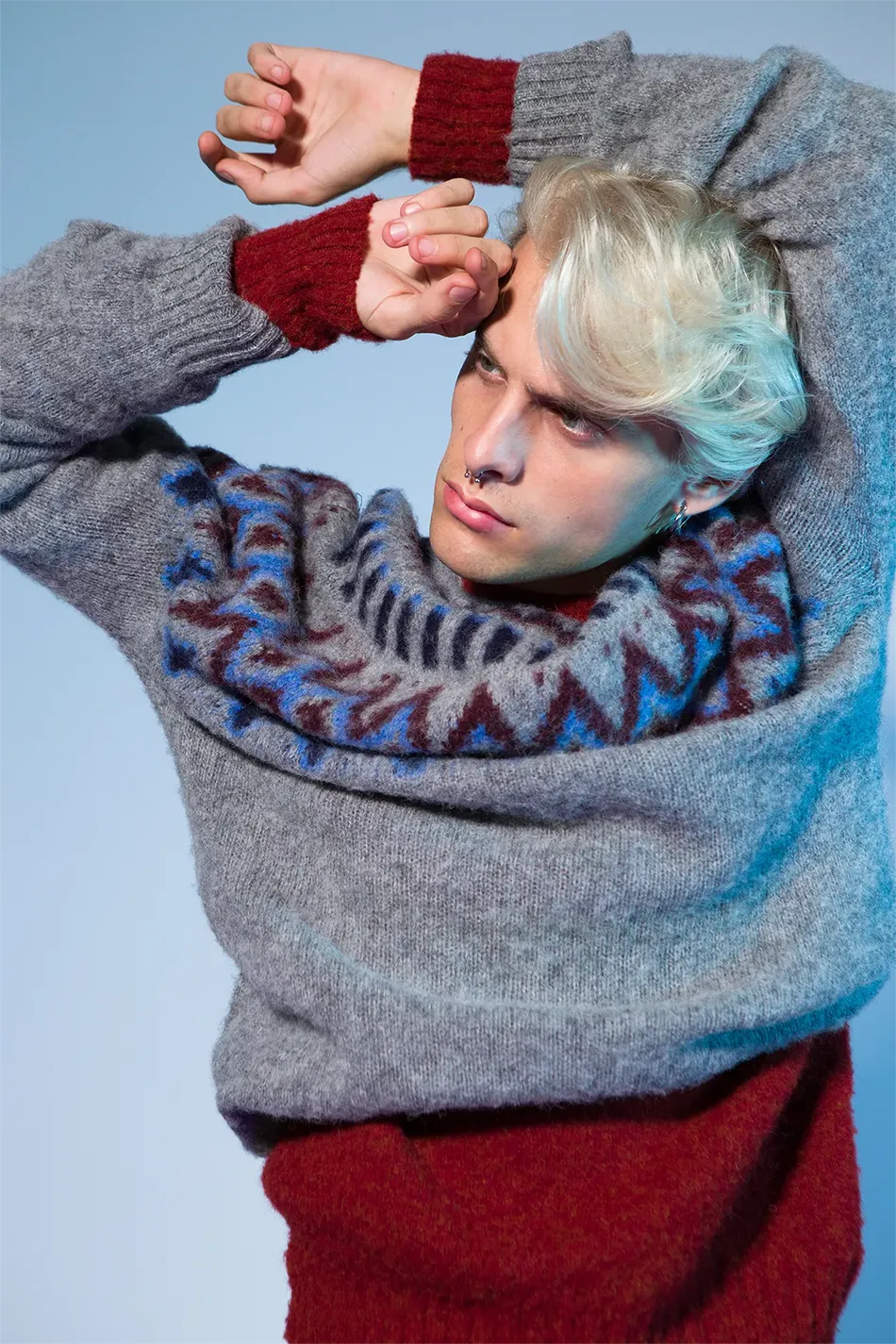 Modello che indossa un maglione grigio venduto sull'E-Commerce di Roberto Fanella