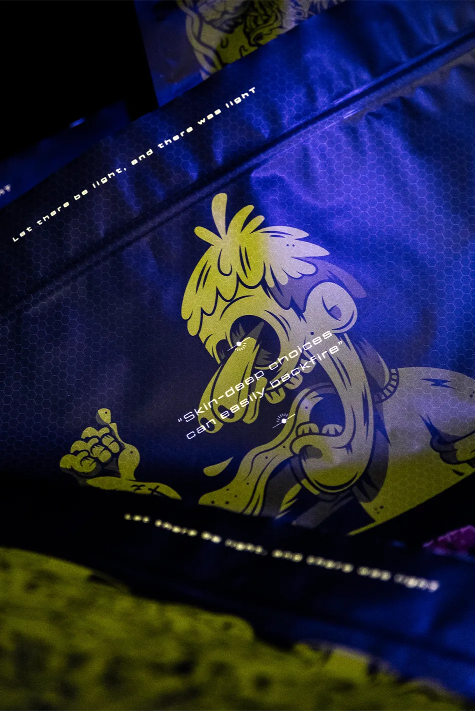 Dettaglio della doypack realizzata per Santa Skin vista tramite luce UV con risalto del HP ElectroInk