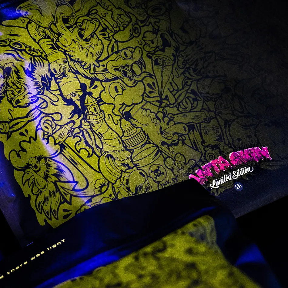 Dettaglio della doypack realizzata per Santa Skin vista tramite luce UV con risalto del HP ElectroInk