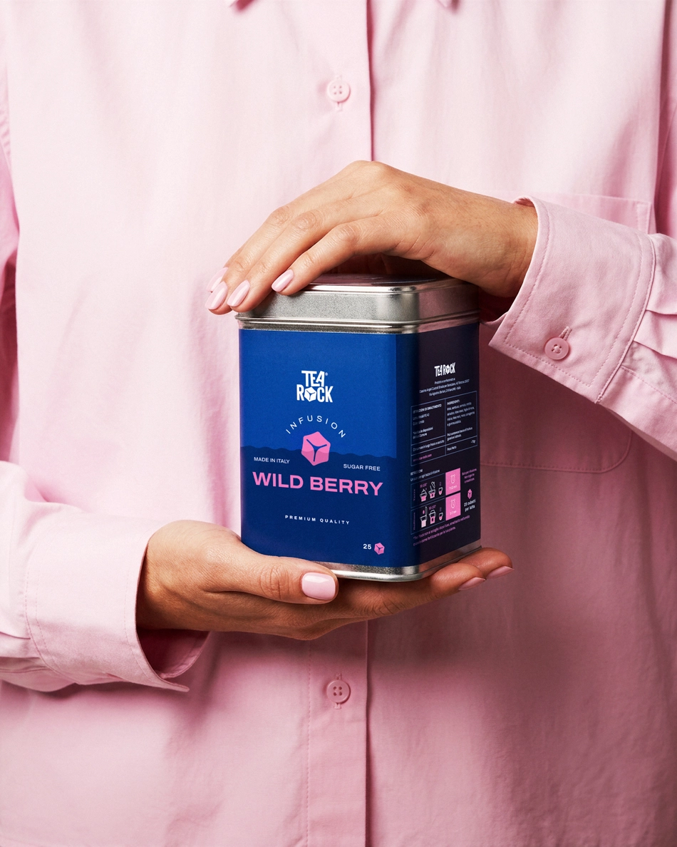 Ragazza tiene in mano packaging in latta per te blu