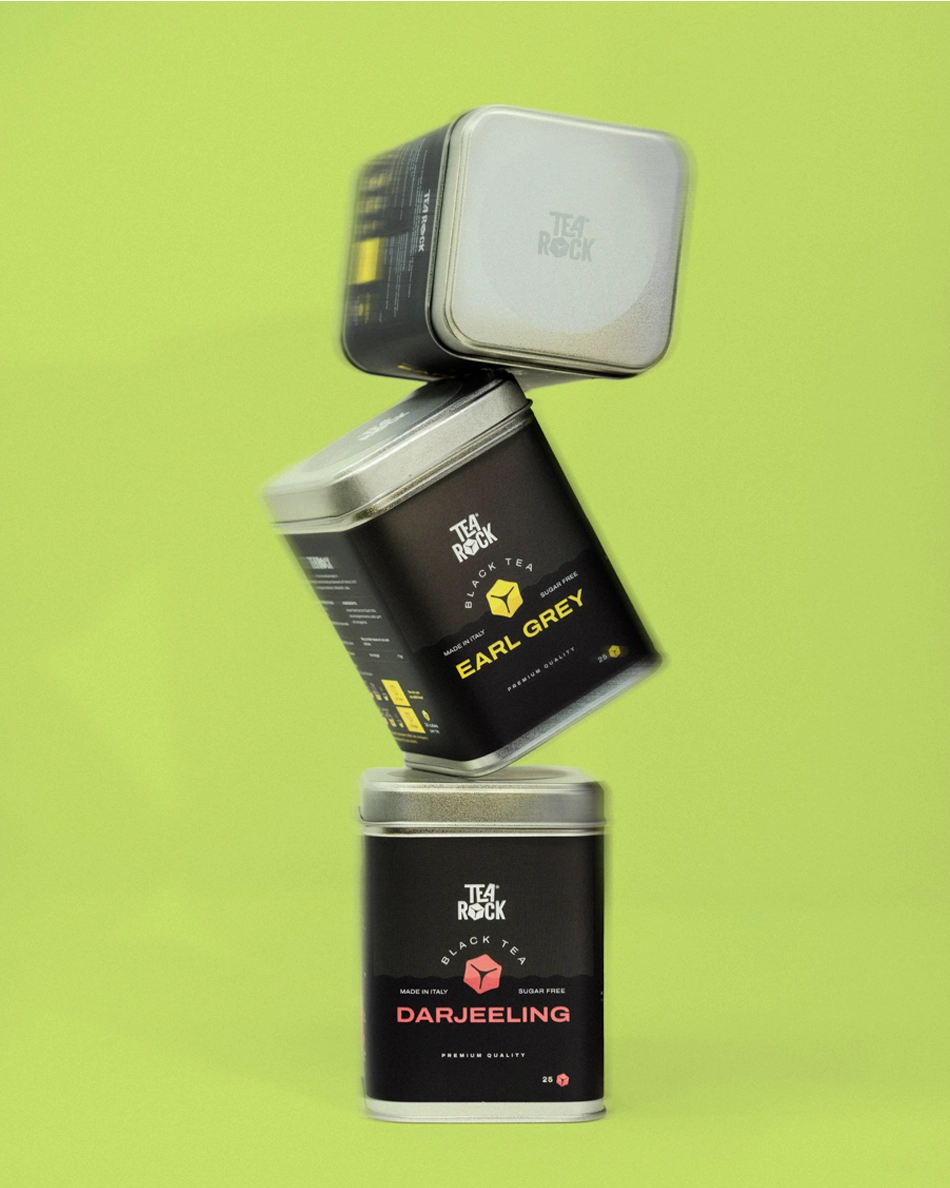 Sovrapposizione di packaging in latta neri per te realizzati da Hud Agency